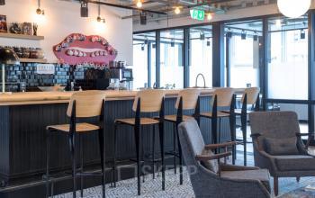 Gemütlicher Gemeinschaftsraum mit Bistro und Barhockern