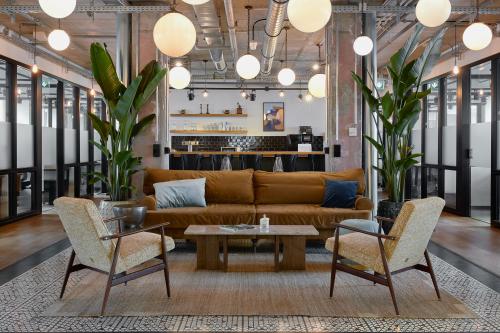 Modernes Büro in Berlin Mitte, Friedrichstraße 68, mit stilvollen Sitzgelegenheiten und einladender Atmosphäre, ideal zum Büroraum mieten.