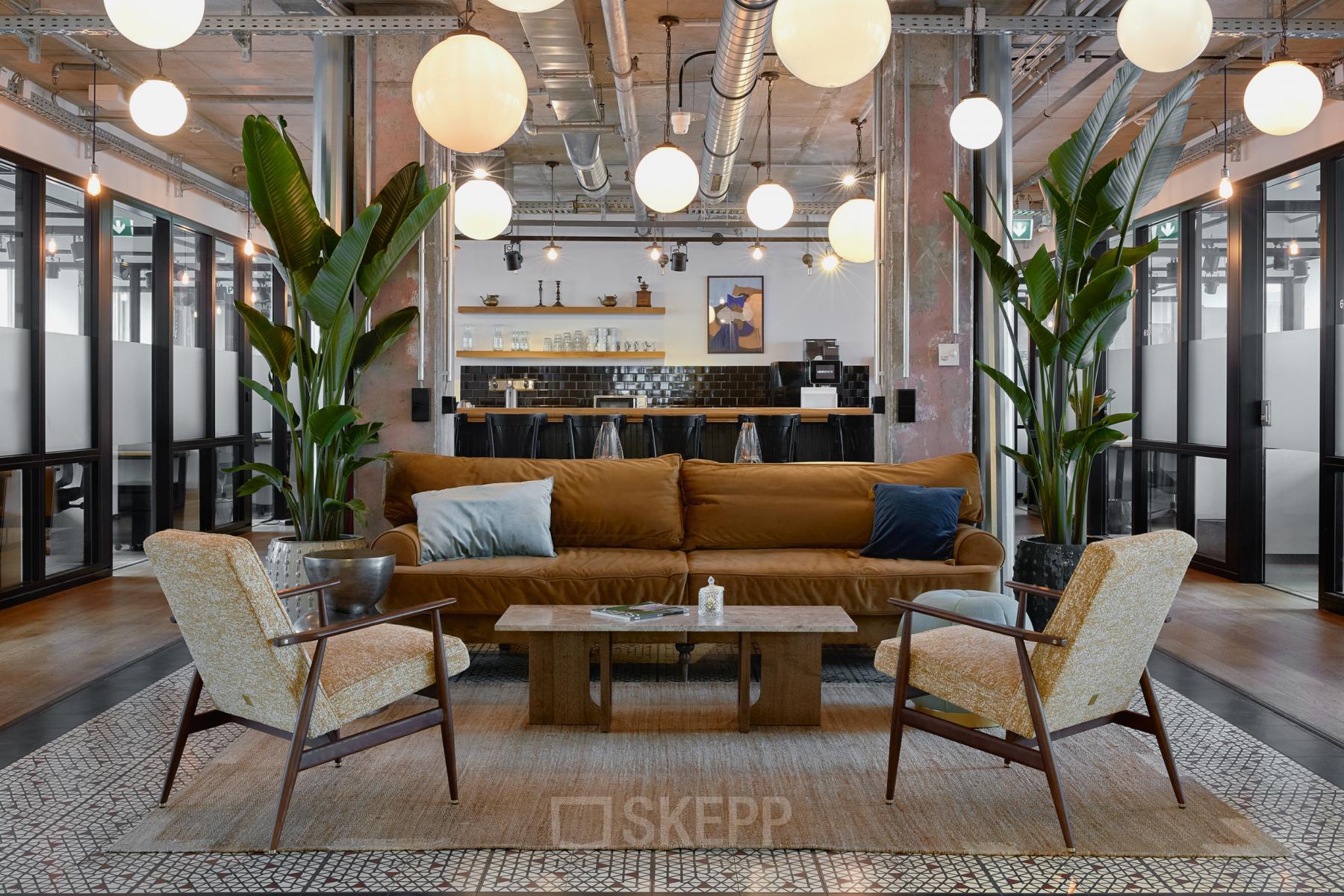 Modernes Büro in Berlin Mitte, Friedrichstraße 68, mit stilvollen Sitzgelegenheiten und einladender Atmosphäre, ideal zum Büroraum mieten.