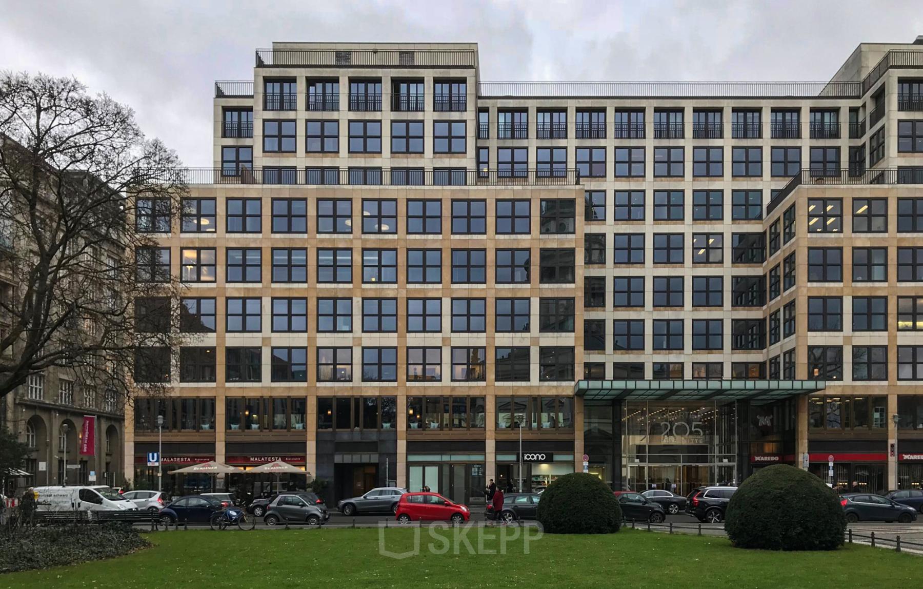 Außenansicht eines Bürogebäudes in der Friedrichstraße 68, Berlin Mitte, ideal um Büroräume zu mieten.