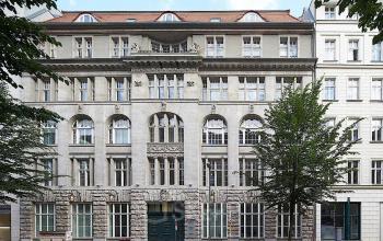 Historisches Bürogebäude in der Krausenstraße 9 in Berlin Mitte mit beeindruckender Fassadenarchitektur.