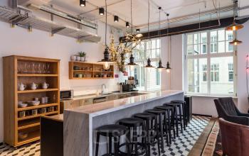 Moderner, möblierter Büroraum im Bürogebäude in Berlin Mitte mit hellen Fenstern und stilvollen Sitzgelegenheiten. Perfekt für Bürofläche mieten.