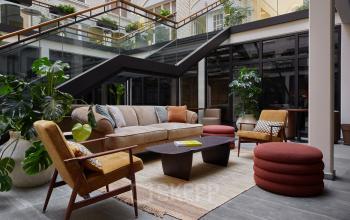 Komfortabler Lounge-Bereich in Krausenstraße 9, Berlin Mitte, ideal für Entspannung und informelle Meetings. Büromöbel und Pflanzen schaffen eine einladende Atmosphäre.