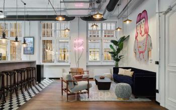 Modern gestalteter Aufenthaltsraum im Büro in der Krausenstraße 9, Berlin Mitte. Komfortabel möbliert mit stilvollen Sitzgelegenheiten. Perfekt zum Büroraum mieten.