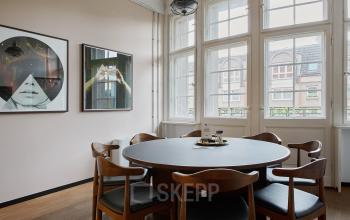 Ein heller Konferenzraum in der Krausenstraße 9, Berlin Mitte, mit rundem Tisch und stilvollen Stühlen für Meetings. Bürofläche mieten in zentraler Lage.