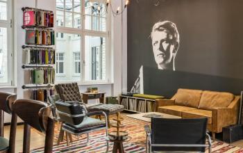 Exklusive Coworking-Area mit Arbeitsplätzen und Sitzecke