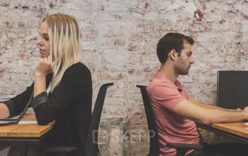 Flexible Arbeitsplätze im modern eingerichteten Coworking-Bereich