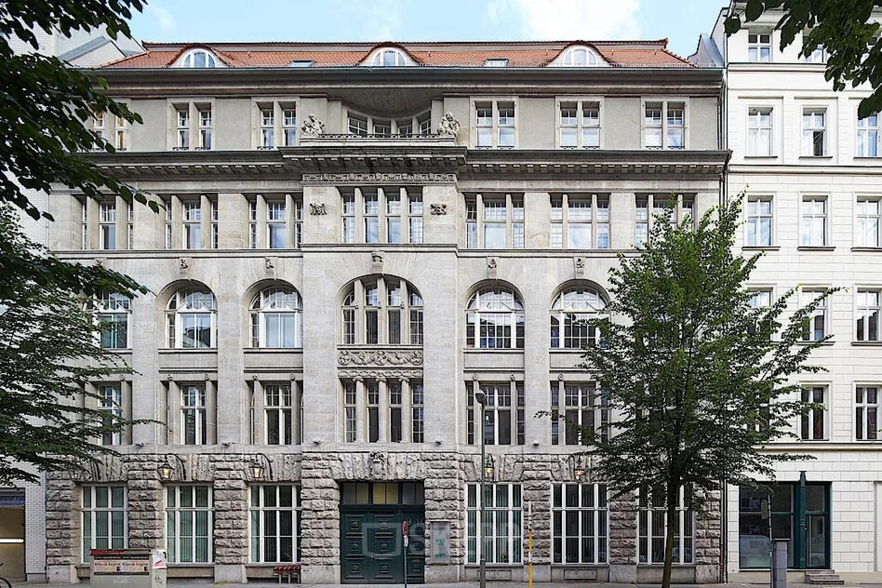 Historisches Bürogebäude in der Krausenstraße 9 in Berlin Mitte mit beeindruckender Fassadenarchitektur.