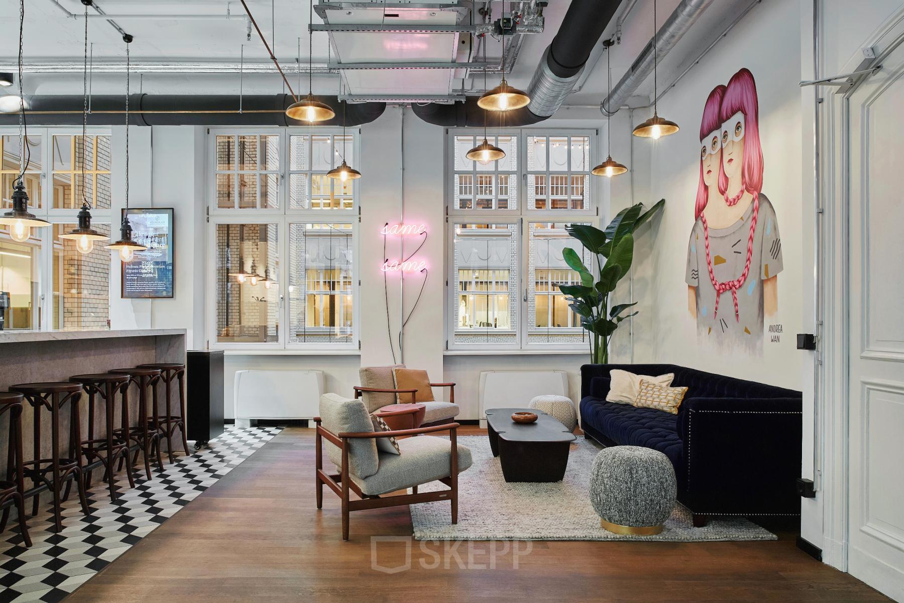 Modern gestalteter Aufenthaltsraum im Büro in der Krausenstraße 9, Berlin Mitte. Komfortabel möbliert mit stilvollen Sitzgelegenheiten. Perfekt zum Büroraum mieten.