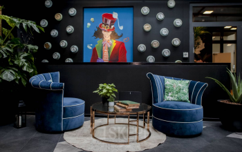 Sitzmöbel mit Tisch und Gemälde Berlin Oberwallstraße