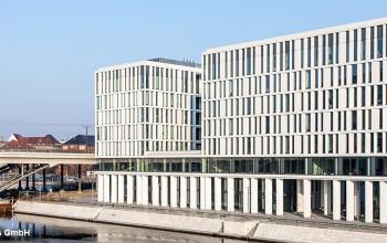 Fantastische Außenansicht vom Bürogebäude in Berlin Mitte