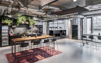Modernes Büro in Berlin Mitte am Alexanderufer 3-7. Industrieller Chic mit großen Fenstern, grünen Pflanzen und stilvoller Einrichtung. Bürofläche mieten für kreative Arbeitsumgebungen.