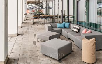 Modernes Außenbereich einer Bürofläche mieten in Alexanderufer 3-7, Berlin Mitte mit bequemen Sitzgelegenheiten.