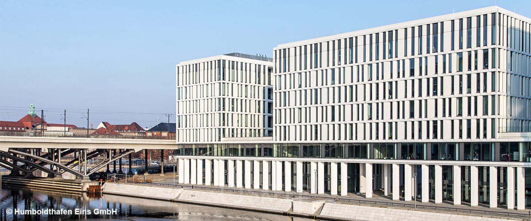 Fantastische Außenansicht vom Bürogebäude in Berlin Mitte