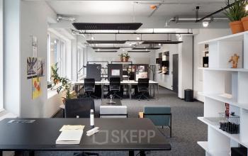 Großes Büro mit modernen Arbeitsplätzen in Berlin mieten