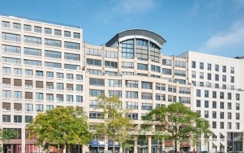 Fantastische Außenansicht vom Bürogebäude in Berlin Mitte