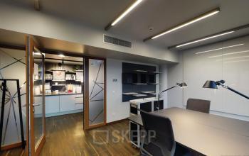 Büroraum mieten im Leipziger Platz 16, Berlin Mitte. Helles Büro mit modernen Möbeln und optimaler Beleuchtung. Siehe auch Glaswände und integrierte Regale.