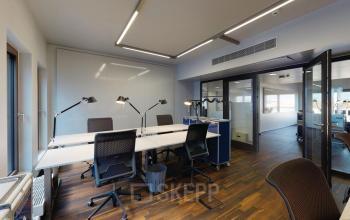 Modernes Büro zur Miete am Leipziger Platz 16 in Berlin Mitte mit Schreibtischen und Stühlen.