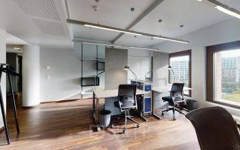 Modernes Büro im Leipziger Platz 16, Berlin Mitte, mit zwei Arbeitsplätzen und großen Fenstern.