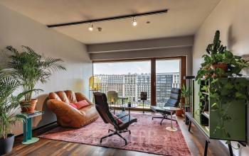 Gemütlicher, modern dekorierter Büroraum mieten mit großen Fenstern und Blick auf den Leipziger Platz 16 in Berlin Mitte.