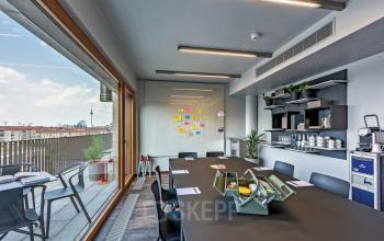 Moderner mit Glaswänden ausgestatteter Konferenzraum am Leipziger Platz 16, Berlin Mitte. Büroraum mieten mit Blick auf die Stadt.