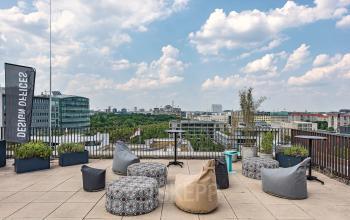 Dachterrasse mit Sitzgelegenheiten und Blick auf Berlin Mitte, ideal für Pausen nach dem Bürofläche mieten am Leipziger Platz 16.