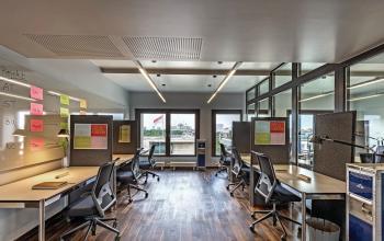 Helles Büro in Leipziger Platz 16, Berlin Mitte, mit mehreren Arbeitsplätzen und moderner Einrichtung.