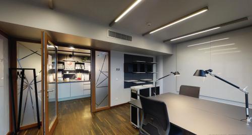 Büroraum mieten im Leipziger Platz 16, Berlin Mitte. Helles Büro mit modernen Möbeln und optimaler Beleuchtung. Siehe auch Glaswände und integrierte Regale.