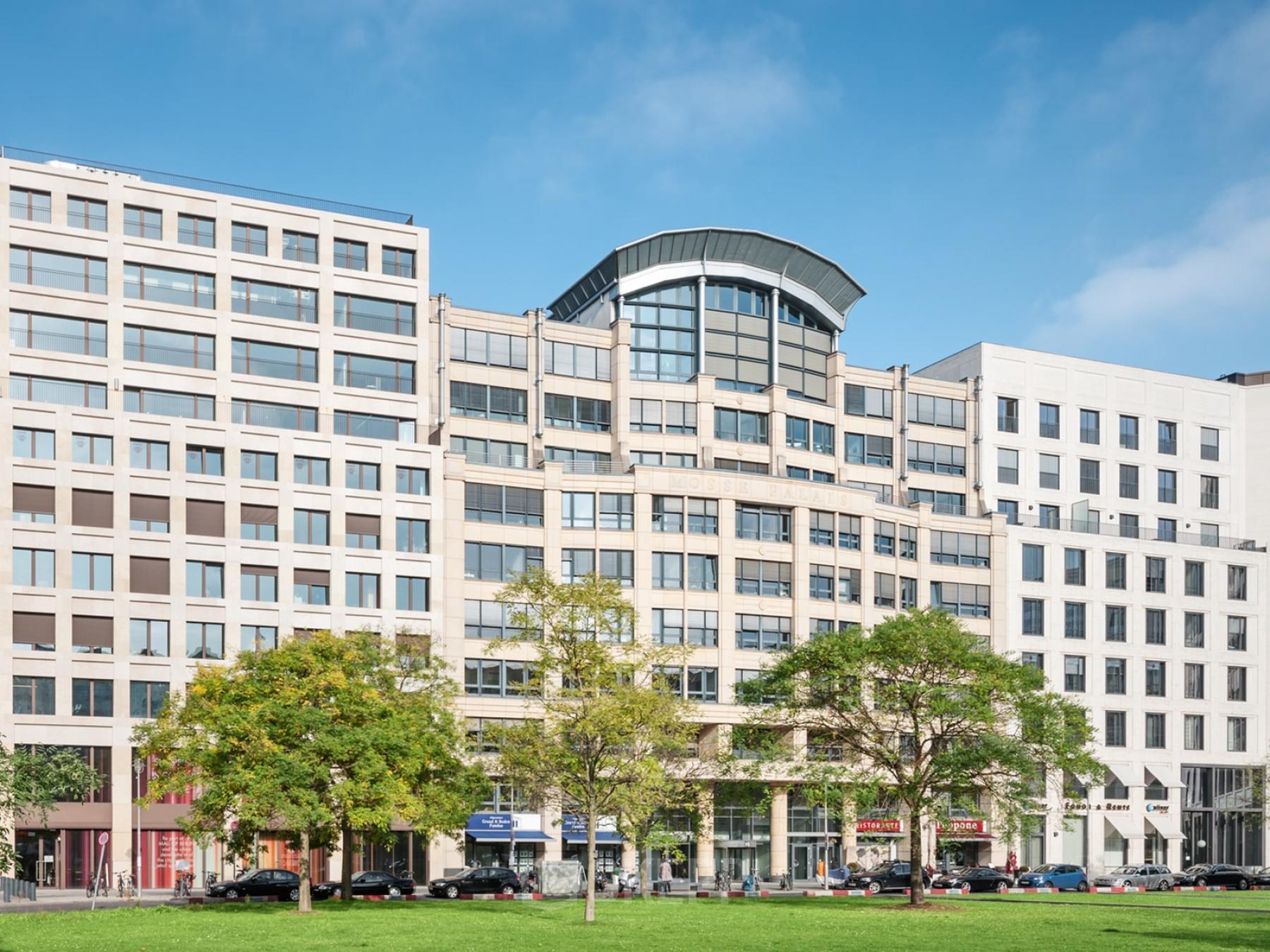 Fantastische Außenansicht vom Bürogebäude in Berlin Mitte