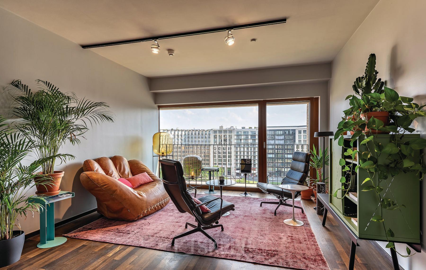 Gemütlicher, modern dekorierter Büroraum mieten mit großen Fenstern und Blick auf den Leipziger Platz 16 in Berlin Mitte.