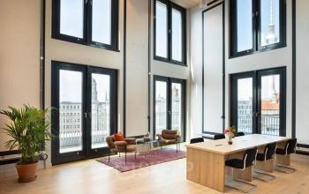 Moderner Büroraum in der Dircksenstraße 3, Berlin Mitte. Helle, offene Raumgestaltung mit großen Fenstern und stilvoller Möblierung. Ideal für Unternehmen, die Bürofläche mieten möchten.