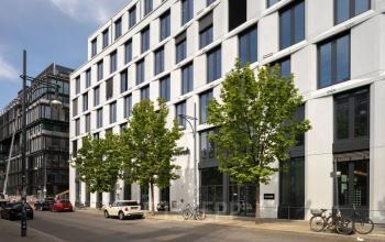 Bürogebäude in der Dircksenstraße 3, Berlin Mitte, geeignet zum Bürofläche mieten, mit moderner Fassade und angrenzenden Gehwegen.