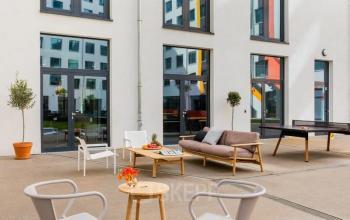 Moderner Innenhof in der Dircksenstraße 3, Berlin Mitte mit stilvollen Sitzgelegenheiten. Ideale Büroumgebung zur Entspannung und Kommunikation. Perfekt für kreative Pausen, während man Bürofläche mieten in Berlin in Betracht zieht.