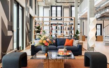 Moderner, möblierter Büroraum in der Dircksenstraße 3, Berlin Mitte, mit stilvoller Einrichtung, ideal zum Bürofläche mieten.