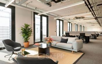 Modernes Büro in der Dircksenstraße 3, Berlin Mitte, mit stilvoller Möblierung und großzügigem Arbeitsbereich zur Büroraum Mieten.