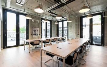 Moderner büroraum in der Dircksenstraße 3, Berlin Mitte, mit langen Tischen und großen Fenstern. Idealer Ort, um Bürofläche zu mieten in zentraler Lage.