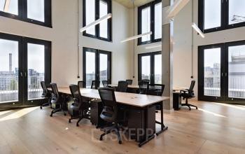 Helles Büro zur Miete in der Dircksenstraße 3, Berlin Mitte, mit großen Fenstern und modernen Möbeln. Ideal zum Arbeiten in einer zentralen Lage.