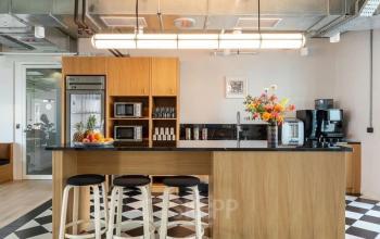 Moderne Pantry in Berlin Mitte mit heller Möblierung und stilvoller Dekoration. Perfekt geeignet für büroraum mieten.