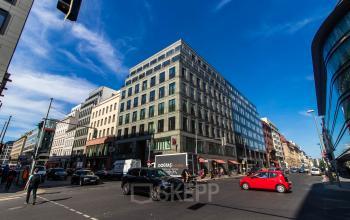 Schöne Außenansicht vom Bürogebäude in Berlin Mitte