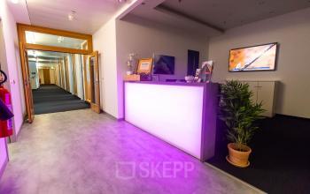 Bürogebäude mit geschmackvollem Eingangsbereich in Berlin Moabit