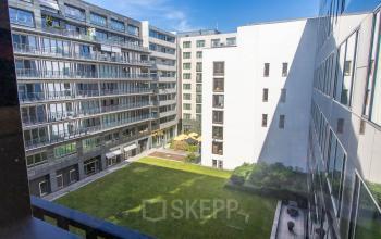 Bürogebäude in Berlin Moabit mit grünen Innenhof