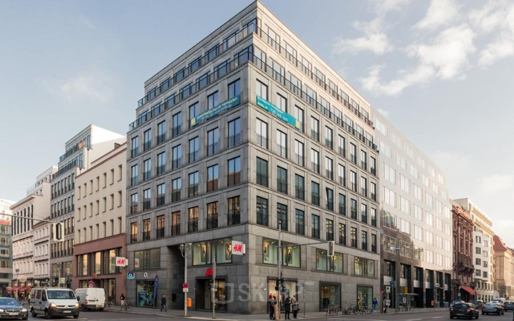 Großes Bürogebäude in der Friedrichstraße 79, Berlin Mitte, zur Büroraum- oder Büroflächenvermietung.