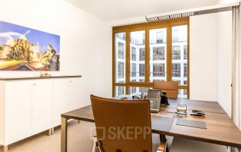 Modernes Büro in Pariser Platz 6a, Berlin-Mitte, mit großem Fenster und komfortablen Möbeln.