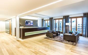 Modern eingerichtetes Büro zur Miete am Pariser Platz 6a, Berlin Mitte. Geräumiger, gut beleuchteter Raum mit komfortablen Sitzgelegenheiten und großem Schreibtisch.