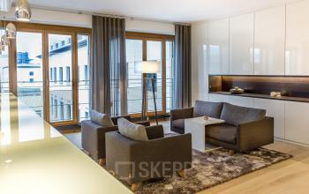 Modernes Büro zur Miete in Berlin Mitte, Pariser Platz 6a, mit gemütlichem Lounge-Bereich und großer Fensterfront.