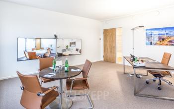 Modernes Büro zum Mieten in Berlin Mitte, Pariser Platz 6a, mit hellem Interieur, zwei Schreibtischen und einem Besprechungstisch
