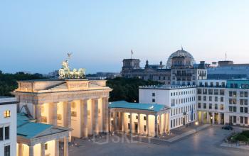 Außenansicht des Büros Pariser Platz 6a in Berlin Mitte, umgeben von historischen Gebäuden. Ideal für büro mieten in zentraler Lage.