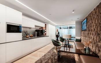 Modernes Büro in Berlin Mitte am Pariser Platz 6a mit stilvollem Interieur, gemütlicher Sitzecke und eleganter Küche, ideal zum Büro mieten.