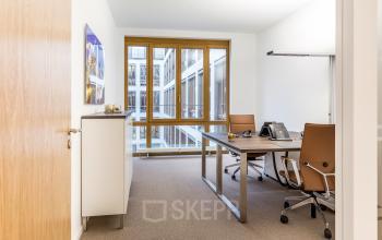 Büroraum mieten im Pariser Platz 6a, Berlin Mitte. Helles Büro mit modernen Möbeln, großen Fenstern und natürlichem Licht.