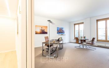 Modernes Büro im Pariser Platz 6a, Berlin Mitte, mit großen Fenstern und stilvollen Möbeln. Ideal, um einen Büroraum zu mieten.